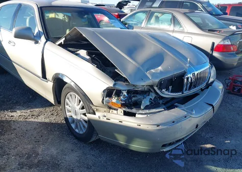 2004 Lincoln Town Car Signature z USA, uszkodzony, nr VIN 1LNHM81WX4Y681974